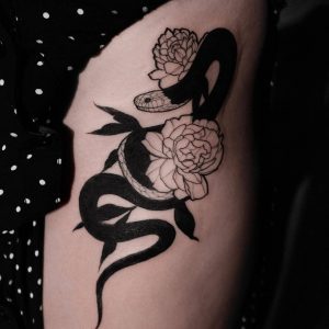 Tetování ve stylu blackwork. Motiv zvířata. Malá kérka. Tetovala An Tattoo.