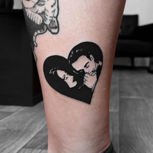 Tetování ve stylu blackwork. Motiv lidé. Mini kérka. Tetovala An Tattoo.