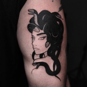 Tetování ve stylu blackwork. Motiv portrét. Střední kérka. Tetovala An Tattoo.