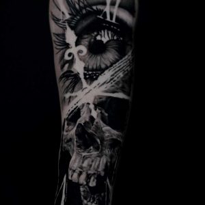 Tetování ve stylu realistic. Motiv abstrakce, lebka. Střední kérka. Tetoval Animo.
