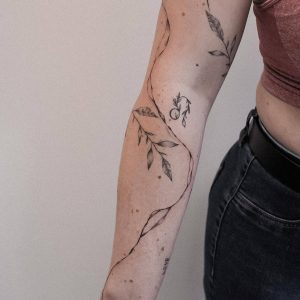 Tetování ve stylu fineline. Motiv květiny. Velká kérka. Tetovala Anna Klíma.