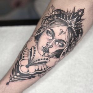 Tetování ve stylu black and grey, neotraditional. Motiv portrét. Střední kérka. Tetovala Antonie.