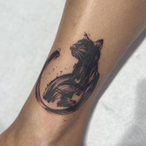 Tetování ve stylu blackwork. Motiv abstrakce, zvířata. Mini kérka. Tetovala Antonie.
