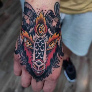 Tetování ve stylu traditional. Motiv fantasy, zvířata. Malá kérka. Tetoval Bastard Vlado.