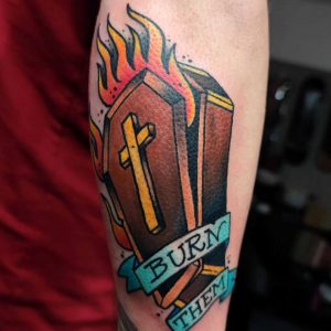 Tetování ve stylu traditional. Motiv předměty. Malá kérka. Tetoval Bastard Vlado.