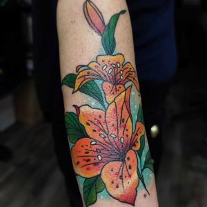 Tetování ve stylu traditional. Motiv květiny. Malá kérka. Tetoval Bastard Vlado.