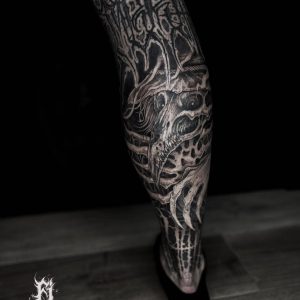 Tetování ve stylu blackwork. Motiv fantasy. Střední kérka. Tetoval Eidam.