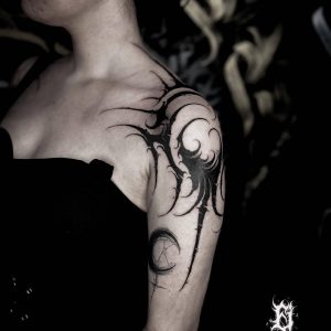Tetování ve stylu blackwork. Motiv ornamenty. Střední kérka. Tetoval Eidam.