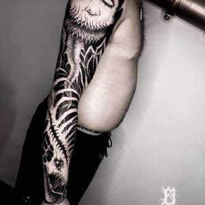Tetování ve stylu blackwork. Motiv abstrakce, zvířata. Velká kérka. Tetoval Eidam.