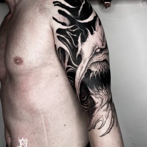 Tetování ve stylu blackwork. Motiv abstrakce, zvířata. Střední kérka. Tetoval Eidam.