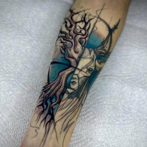 Tetování ve stylu blackwork, watercolor. Motiv abstrakce, zvířata. Střední kérka. Tetoval Jakub Pekník.