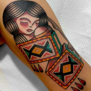 Tetování ve stylu traditional. Motiv lidé, předměty. Střední kérka. Tetovala Elis Tattoo.