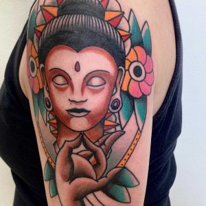 Tetování ve stylu traditional. Motiv asie. Střední kérka. Tetovala Elis Tattoo.