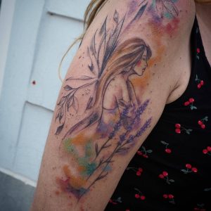 Tetování ve stylu watercolor. Motiv fantasy. Střední kérka. Tetovala Eva Brücklerová.