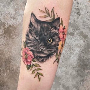 Tetování ve stylu watercolor. Motiv květiny, zvířata. Malá kérka. Tetovala Eva Brücklerová.