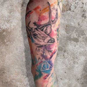 Tetování ve stylu watercolor. Motiv zvířata. Velká kérka. Tetovala Eva Brücklerová.