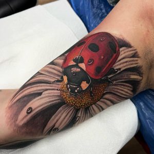 Tetování ve stylu realistic. Motiv zvířata. Střední kérka. Tetoval Jirka Krejza.