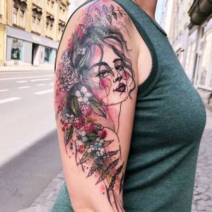 Tetování ve stylu watercolor. Motiv abstrakce, květiny, portrét. Střední kérka. Tetovala Linda Free Soul.