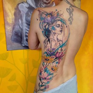 Tetování ve stylu watercolor. Motiv abstrakce, květiny, portrét. Velká kérka. Tetovala Linda Free Soul.