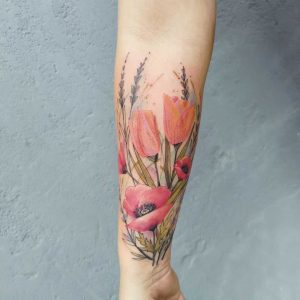 Tetování ve stylu watercolor. Motiv květiny. Střední kérka. Tetovala Linda Free Soul.