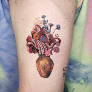 Tetování ve stylu watercolor. Motiv abstrakce, květiny. Mini kérka. Tetovala Martina Hamanová.