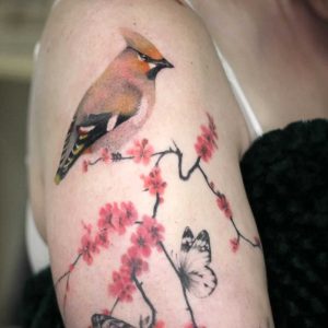 Tetování ve stylu watercolor. Motiv květiny, zvířata. Malá kérka. Tetovala Martina Hamanová.