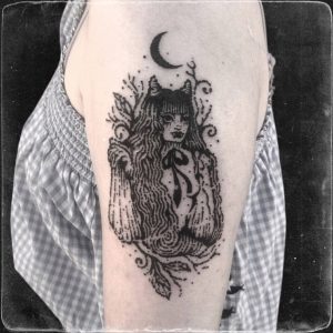 Tetování ve stylu blackwork. Motiv fantasy. Malá kérka. Tetovala Monika Danyiová.