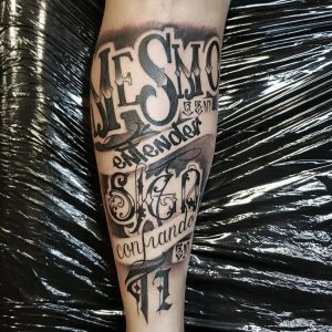 Tetování ve stylu lettering. Motiv nápis. Střední kérka. Tetoval Pepe Lopes.