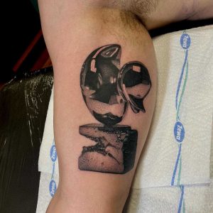 Tetování ve stylu blackwork, dotwork. Motiv předměty. Malá kérka. Tetoval Peter Ciriak.
