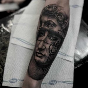 Tetování ve stylu dotwork. Motiv abstrakce, portrét. Střední kérka. Tetoval Peter Ciriak.