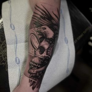 Tetování ve stylu dotwork, realistic. Motiv lebka, zvířata. Střední kérka. Tetoval Peter Ciriak.