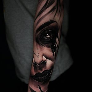 Tetování ve stylu realistic. Motiv abstrakce, portrét. Střední kérka. Tetoval Petr Sedloň.