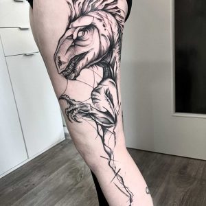 Tetování ve stylu blackwork. Motiv zvířata. Střední kérka. Tetovala Nikol Menšíková.