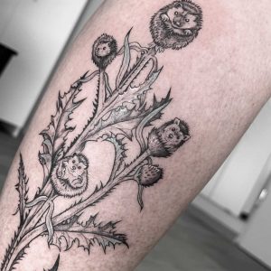 Tetování ve stylu blackwork. Motiv květiny. Malá kérka. Tetovala Nikol Menšíková.