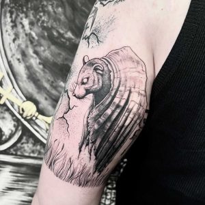 Tetování ve stylu blackwork. Motiv zvířata. Malá kérka. Tetovala Nikol Menšíková.