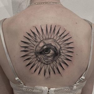 Tetování ve stylu linework. Motiv abstrakce. Střední kérka. Tetovala Sabina Savková.