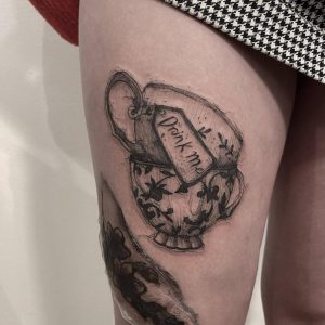 Tetování ve stylu linework. Motiv předměty. Malá kérka. Tetovala Sabina Savková.