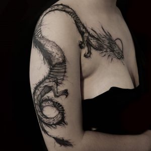 Tetování ve stylu linework. Motiv drak. Velká kérka. Tetovala Sabina Savková.