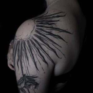 Tetování ve stylu blackwork. Motiv abstrakce. Střední kérka. Tetovala Sabina Savková.