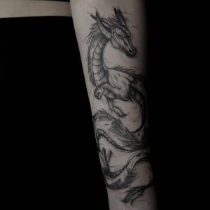 Tetování ve stylu linework. Motiv drak. Střední kérka. Tetovala Sabina Savková.