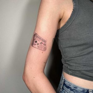 Tetování ve stylu blackwork. Motiv předměty. Mini kérka. Tetovala Stella Pálinkášová.