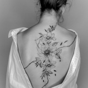 Tetování ve stylu blackwork. Motiv květiny. Velká kérka. Tetovala Tezzre.