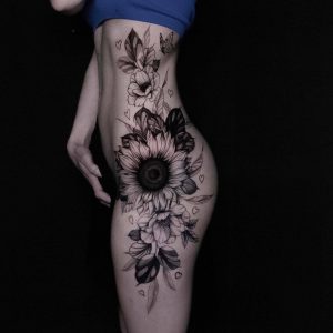 Tetování ve stylu blackwork. Motiv květiny. Velká kérka. Tetovala Vivien Deborah Čechovičová.