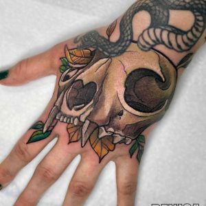 Tetování ve stylu neotraditional. Motiv lebka. Malá kérka. Tetoval Denisa.