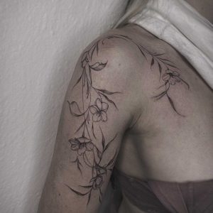 Tetování ve stylu linework. Motiv květiny. Střední kérka. Tetovala Ditu.