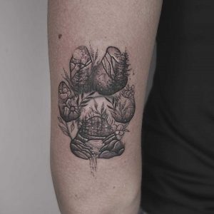 Tetování ve stylu black and grey. Motiv příroda. Malá kérka. Tetovala Ditu.
