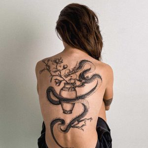 Tetování ve stylu blackwork, dotwork. Motiv drak, květiny. Velká kérka. Tetoval Janko.