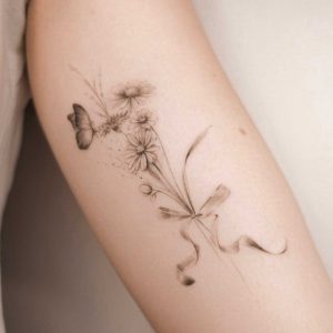 Tetování ve stylu fineline. Motiv květiny. Mini kérka. Tetoval Jarni.