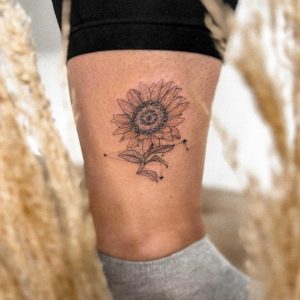 Tetování ve stylu linework. Motiv květiny. Mini kérka. Tetovala Karolína Pokorná.