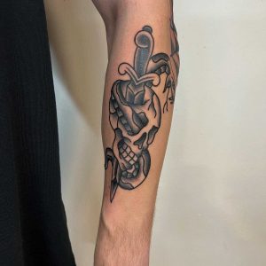 Tetování ve stylu traditional. Motiv lebka, předměty. Malá kérka. Tetoval Michera.